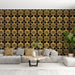 Un salon élégant avec un papier peint floral noir et doré aux motifs raffinés, créant une atmosphère sophistiquée et chaleureuse.