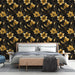 Une chambre élégante avec un papier peint floral noir et or, aux motifs de fleurs délicates et feuillages, créant une ambiance raffinée et chaleureuse.