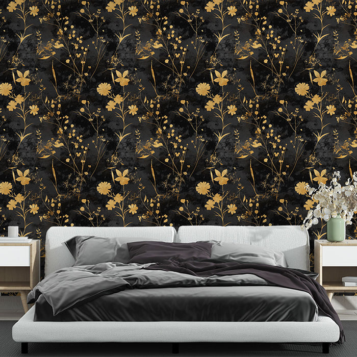 Une chambre moderne avec un papier peint floral noir et doré, aux motifs délicats de fleurs, créant une ambiance élégante et chaleureuse.