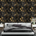 Une chambre moderne avec un papier peint floral noir et doré, aux motifs délicats de fleurs, créant une ambiance élégante et chaleureuse.