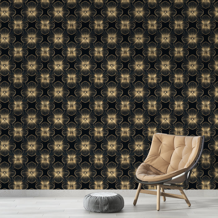 Un salon élégant avec un papier peint noir orné de motifs floraux dorés, créant une ambiance sophistiquée et chaleureuse.