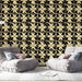 Un salon moderne avec un papier peint floral noir et doré, présentant des motifs élégants de fleurs qui créent une ambiance sophistiquée et chaleureuse.