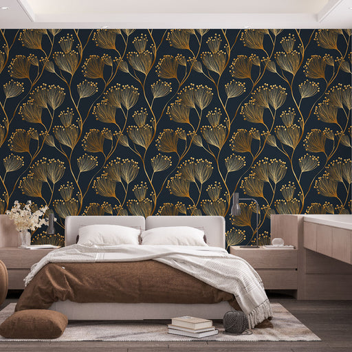 Une chambre élégante avec un papier peint floral noir et doré, aux motifs délicats de fleurs stylisées, créant une atmosphère chaleureuse et sophistiquée.
