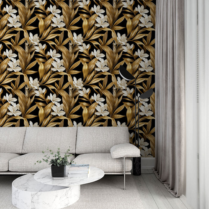 Un salon élégant avec un papier peint floral noir, or et blanc, présentant des motifs de fleurs et de feuilles qui créent une atmosphère luxueuse et chaleureuse.