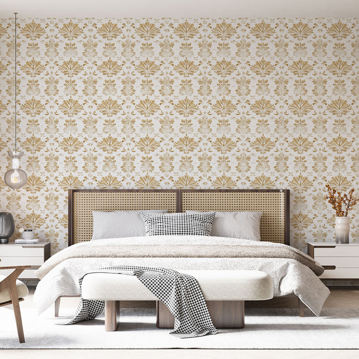 Une chambre élégante avec un papier peint floral beige et doré, aux motifs délicats, créant une ambiance chaleureuse et apaisante.