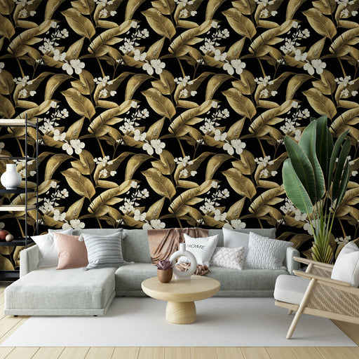 Un salon moderne avec un papier peint floral noir et doré aux motifs luxuriants de feuilles et de fleurs, créant une ambiance élégante et chaleureuse.