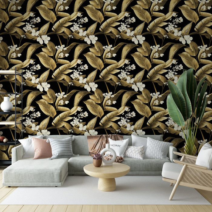 Un salon moderne avec un papier peint floral noir et doré aux motifs luxuriants de feuilles et de fleurs, créant une ambiance élégante et chaleureuse.