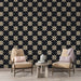 Un salon élégant avec un papier peint floral noir et doré aux motifs raffinés, créant une atmosphère chaleureuse et sophistiquée.