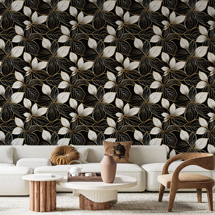 Un salon moderne avec un papier peint floral noir, orné de motifs de feuilles blanches et dorées, créant une ambiance élégante et sophistiquée.