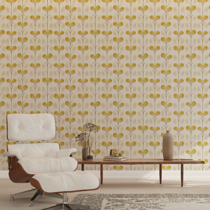 Une pièce moderne avec un papier peint floral beige et jaune aux motifs délicats, créant une atmosphère chaleureuse et accueillante.