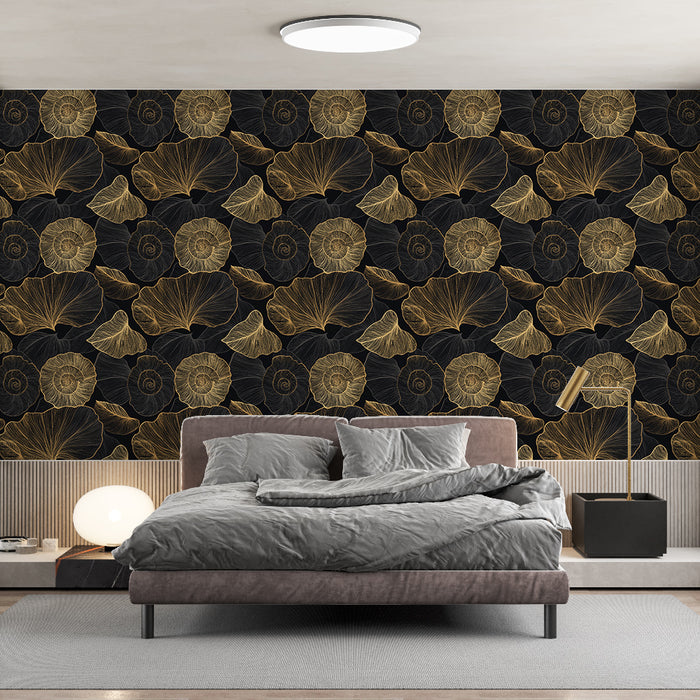 Une chambre élégante avec un papier peint noir orné de motifs floraux dorés et de coquillages, créant une atmosphère sophistiquée et chaleureuse.