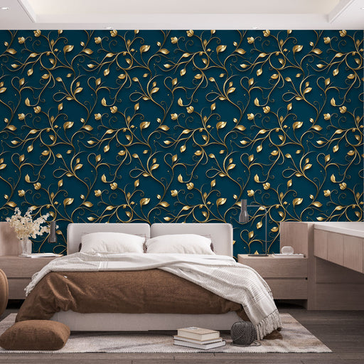 Une chambre élégante avec un papier peint floral bleu profond et doré, aux motifs de vignes délicates, créant une atmosphère raffinée et chaleureuse.