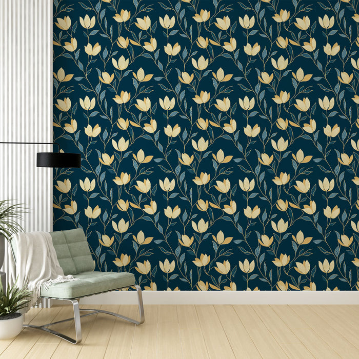 Un salon moderne avec un papier peint floral bleu marine orné de motifs de fleurs jaunes et de feuilles délicates, créant une ambiance élégante et apaisante.