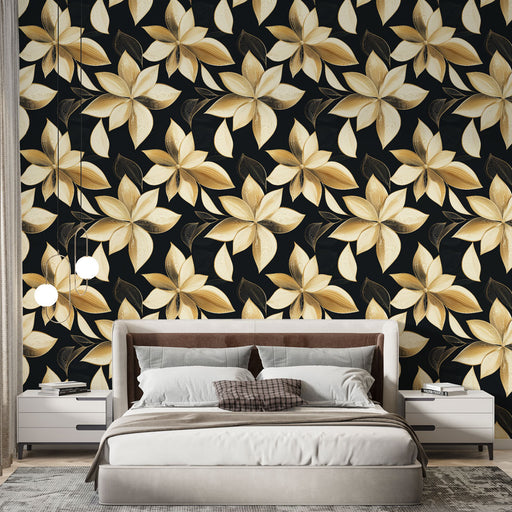Une chambre élégante avec un papier peint floral noir et or, présentant de grandes fleurs stylisées qui dégagent une atmosphère luxueuse et chaleureuse.