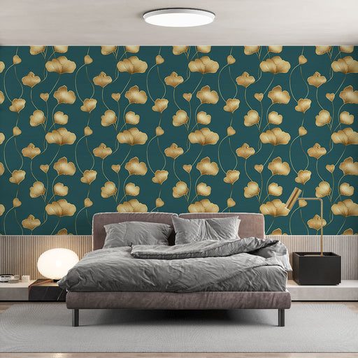 Une chambre élégante avec un papier peint floral aux motifs dorés sur fond bleu-vert, créant une atmosphère chaleureuse et raffinée.