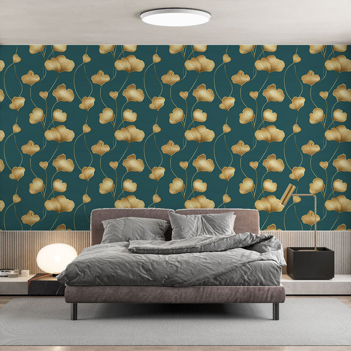 Une chambre élégante avec un papier peint floral aux motifs dorés sur fond bleu-vert, créant une atmosphère chaleureuse et raffinée.