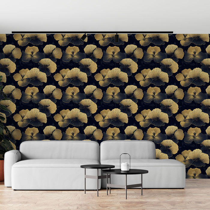 Un salon moderne avec un papier peint floral noir et doré, présentant de grandes fleurs élégantes sur fond sombre, créant une ambiance sophistiquée et chaleureuse.