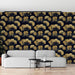 Un salon moderne avec un papier peint floral noir et doré, présentant de grandes fleurs élégantes sur fond sombre, créant une ambiance sophistiquée et chaleureuse.