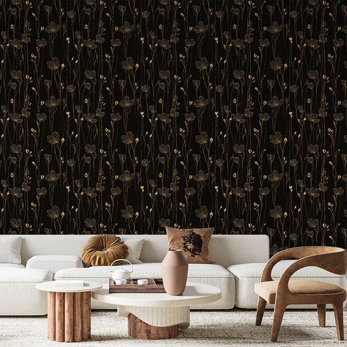 Un salon élégant avec un papier peint floral noir et doré, présentant des motifs délicats de fleurs sur fond sombre, créant une atmosphère sophistiquée et chaleureuse.