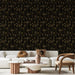 Un salon élégant avec un papier peint floral noir et doré, présentant des motifs délicats de fleurs sur fond sombre, créant une atmosphère sophistiquée et chaleureuse.