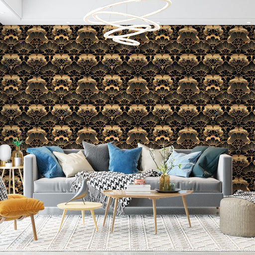 Un salon élégant avec un papier peint art déco noir et or, aux motifs floraux stylisés, créant une atmosphère sophistiquée et chaleureuse.