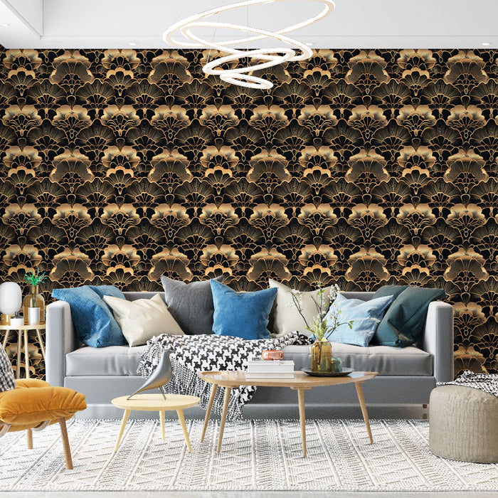 Un salon élégant avec un papier peint art déco noir et or, aux motifs floraux stylisés, créant une atmosphère sophistiquée et chaleureuse.