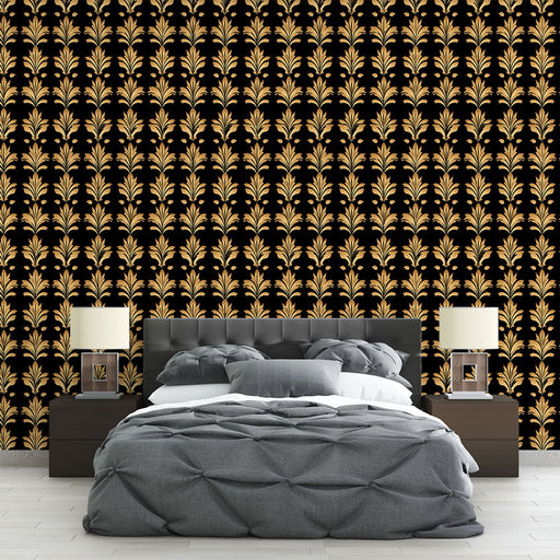 Une chambre moderne avec un papier peint noir orné de motifs floraux dorés, créant une ambiance élégante et sophistiquée.