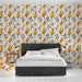 Une chambre moderne avec un papier peint floral aux motifs stylisés en jaune et noir sur fond clair, créant une ambiance chaleureuse et accueillante.