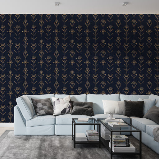 Un salon contemporain avec un papier peint floral bleu nuit et doré, présentant des motifs élégants de fleurs stylisées qui créent une atmosphère raffinée et chaleureuse.
