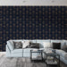 Un salon contemporain avec un papier peint floral bleu nuit et doré, présentant des motifs élégants de fleurs stylisées qui créent une atmosphère raffinée et chaleureuse.