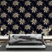 Une chambre moderne avec un papier peint floral aux grandes fleurs crème sur fond bleu nuit, créant une ambiance élégante et chaleureuse.