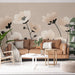 Un salon lumineux avec un papier peint floral beige et noir, mettant en valeur de grandes fleurs délicates qui créent une ambiance douce et apaisante.