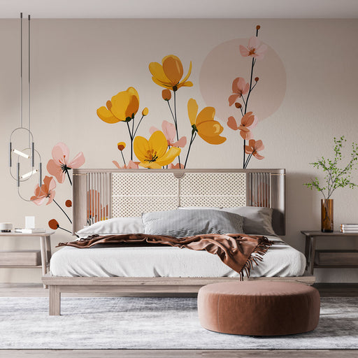 Une chambre élégante avec un papier peint floral aux teintes jaunes et roses, créant une atmosphère douce et accueillante.