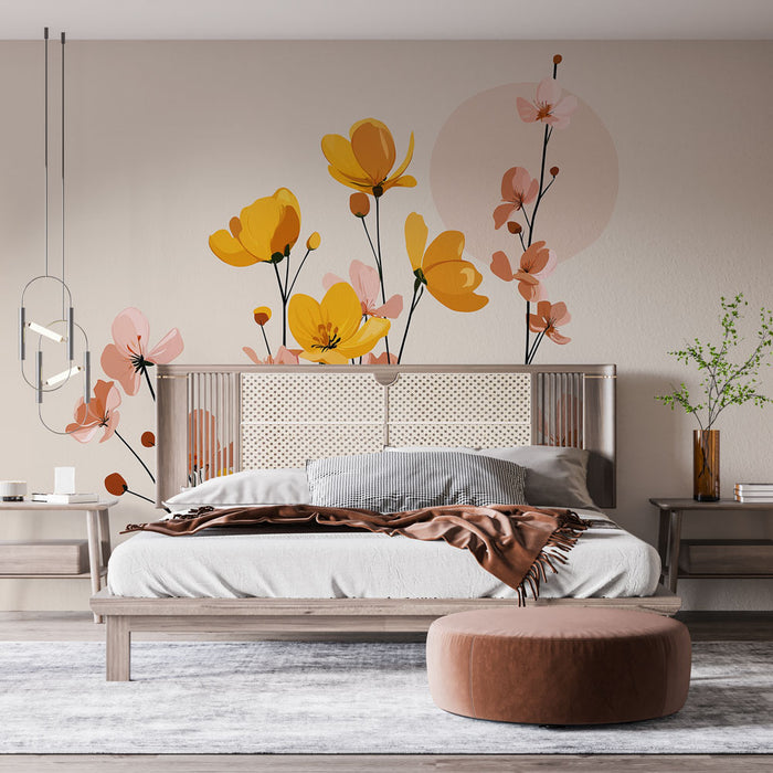 Une chambre élégante avec un papier peint floral aux teintes jaunes et roses, créant une atmosphère douce et accueillante.