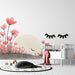 Une chambre d'enfant avec un papier peint doux représentant des fleurs roses et un soleil endormi, créant une ambiance rêveuse et apaisante.