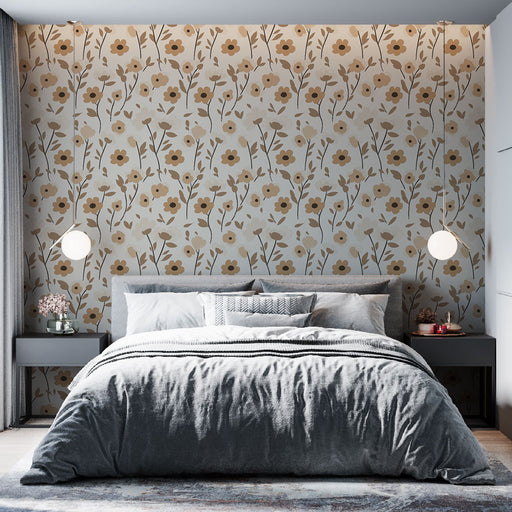 Une chambre élégante avec un papier peint floral aux teintes beige et marron, créant une atmosphère douce et apaisante.