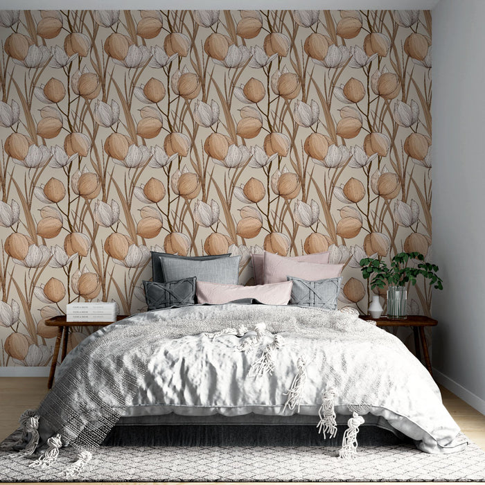Une chambre accueillante avec un papier peint floral aux teintes beige et caramel, évoquant une atmosphère douce et naturelle.