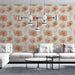Un salon moderne avec un papier peint floral aux teintes douces de pêche et beige, créant une atmosphère chaleureuse et accueillante.