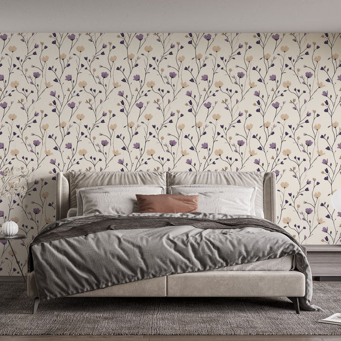 Une chambre élégante avec un papier peint floral aux motifs délicats de fleurs violettes et beiges sur fond crème, créant une atmosphère douce et apaisante.