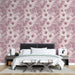 Une chambre moderne avec un papier peint floral aux teintes roses et blanches, créant une atmosphère douce et romantique.