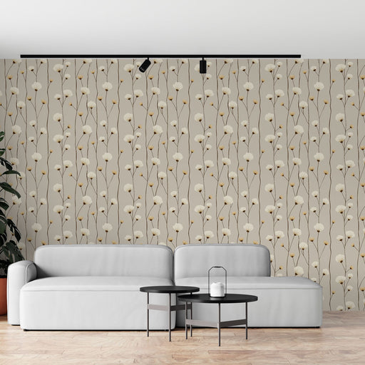 Un salon moderne avec un papier peint floral beige aux motifs de fleurs blanches et tiges dorées, créant une ambiance douce et apaisante.