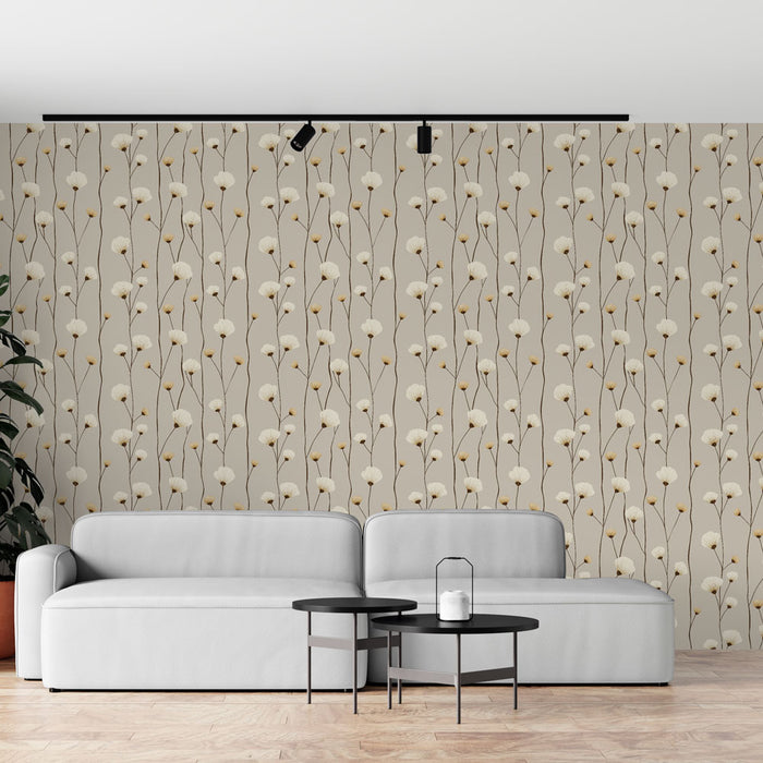 Un salon moderne avec un papier peint floral beige aux motifs de fleurs blanches et tiges dorées, créant une ambiance douce et apaisante.