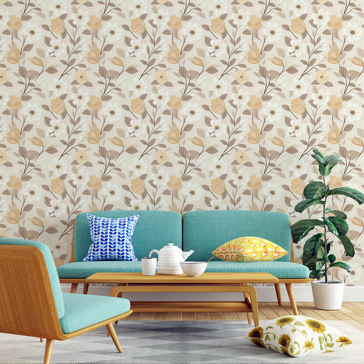 Un salon lumineux avec un papier peint floral aux teintes douces de beige et blanc, évoquant une ambiance chaleureuse et apaisante.