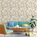 Un salon lumineux avec un papier peint floral aux teintes douces de beige et blanc, évoquant une ambiance chaleureuse et apaisante.