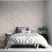 Une chambre douce avec un papier peint floral aux teintes pastel, représentant des fleurs délicates sur fond clair, créant une ambiance apaisante et romantique.
