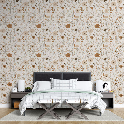 Une chambre élégante avec un papier peint floral aux teintes douces de beige et marron, créant une atmosphère chaleureuse et apaisante.