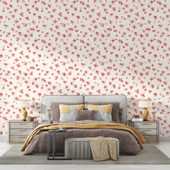 Une chambre élégante avec un papier peint floral aux motifs de fleurs délicates dans des teintes rose et beige, créant une atmosphère douce et romantique.