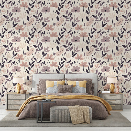 Une chambre élégante avec un papier peint floral aux teintes douces de rose et de violet, créant une atmosphère chaleureuse et apaisante.