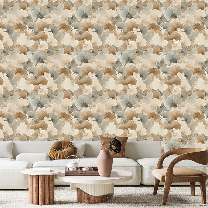 Un salon moderne avec un papier peint floral aux teintes douces de beige et de gris, créant une atmosphère apaisante et élégante.
