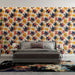 Une chambre moderne avec un papier peint aux motifs floraux éclatants dans des teintes de bleu, orange et jaune, créant une atmosphère dynamique et chaleureuse.